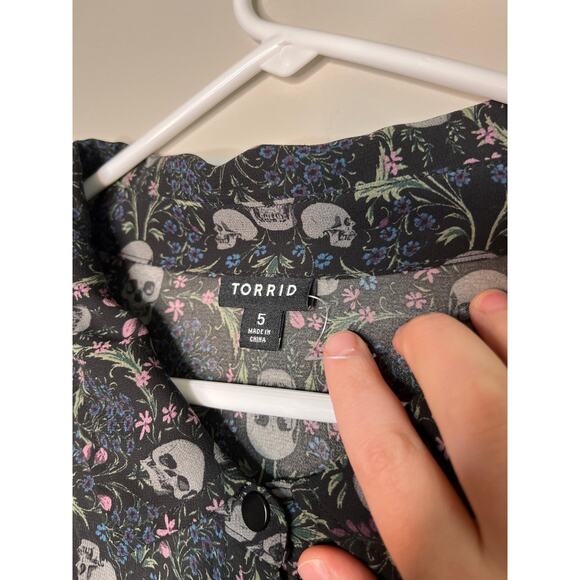 Torrid Black Purple Skulls Halloween Whimsigoth Floral Sheer Button Up Shirt 5X - Picture 2 of 6
